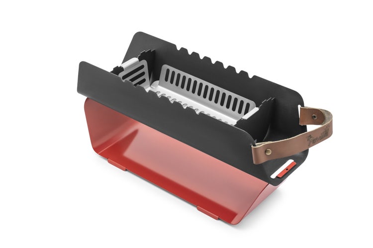 The Favilla FUMO mobiler Holzkohlegrill (48x17x11 cm) in Rot – 2-in-1 Grill mit Edelstahlrost & Spießhalterung – Inkl. Tragetasche für Camping