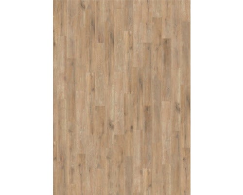 Wohnzimmer mit Holzboden, Sessel und Kunstwerk an der Wand