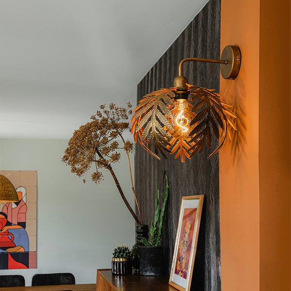 Wandleuchte im Blattdesign an der Wand montiert