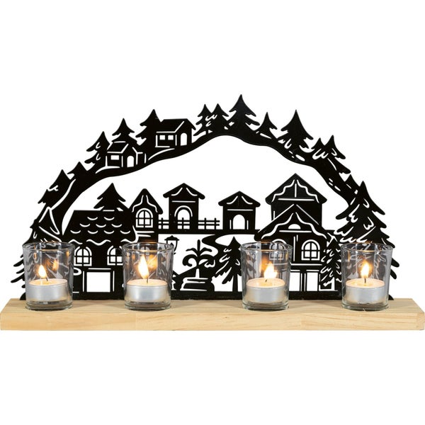 Weihnachtliche Tischdekoration mit vier Teelichthaltern aus Glas auf einem Holzsockel und einer Metalldekoration mit Winterdorf-Motiv