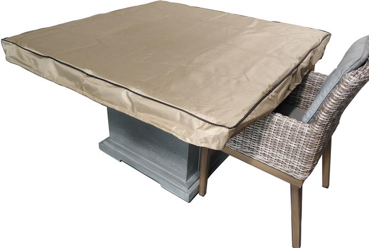 Beige quadratische Abdeckhaube für Gartentische, über einem Tisch mit einem Geflechtsessel platziert.