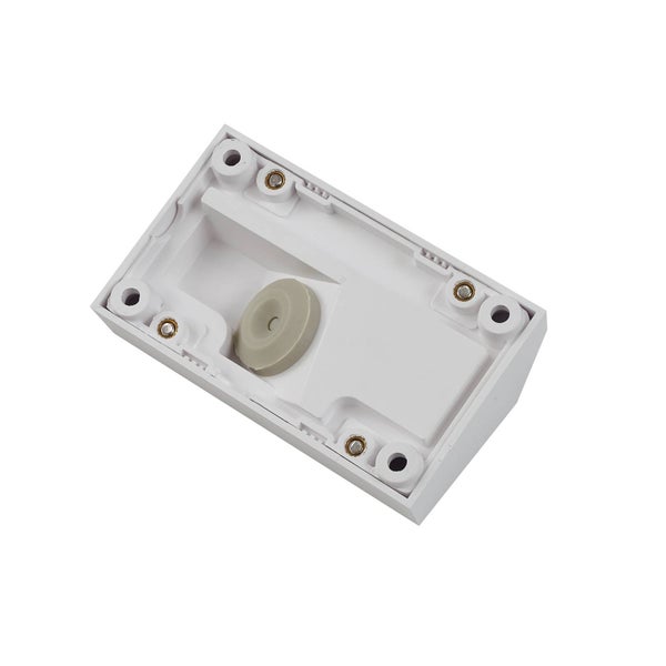 Duschablaufgarnitur mit Siphon und gebogenem Abflussrohr aus Kunststoff mit verchromter Abdeckung.