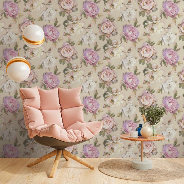 Wohnzimmer mit Vliestapete mit Blumenmuster, gemütlichem Sessel, Holztisch und zwei Hängelampen in einer hellen Einrichtung.