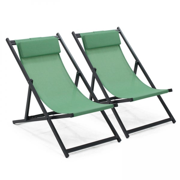 Zwei zusammenklappbare Liegestühle mit schwarzem Metallgestell, grünem Textilbezug und integriertem Kopfpolster.