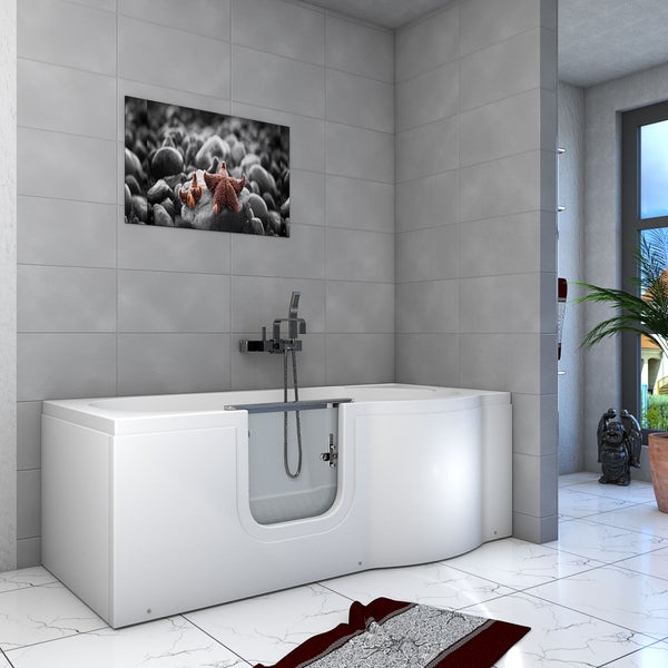 Begehbare Badewanne mit Glastür in einem modernen Badezimmer