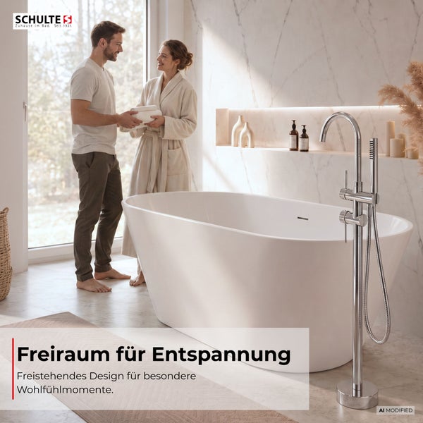 Schulte Logo im modernen Badezimmer mit freistehender Badewanne und Bodenarmatur. Ein Paar steht entspannt in einem hellen, marmierten Badbereich.
