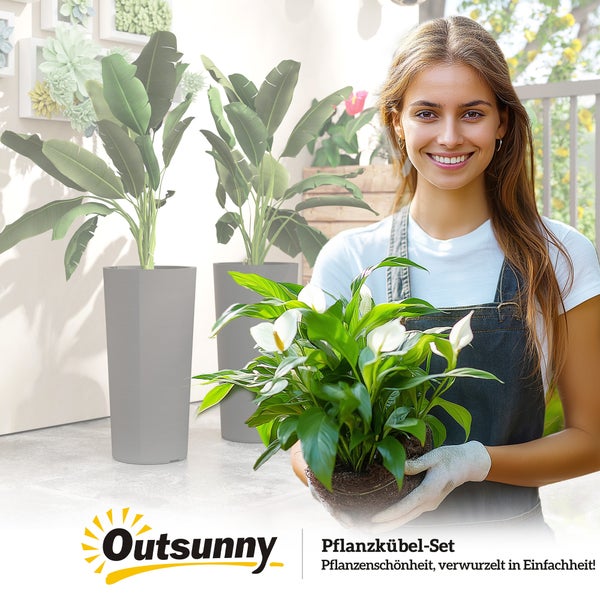 Eine Frau hält eine Pflanze vor zwei hohen grauen Pflanzkübeln mit großen grünen Blättern. Outsunny Logo.