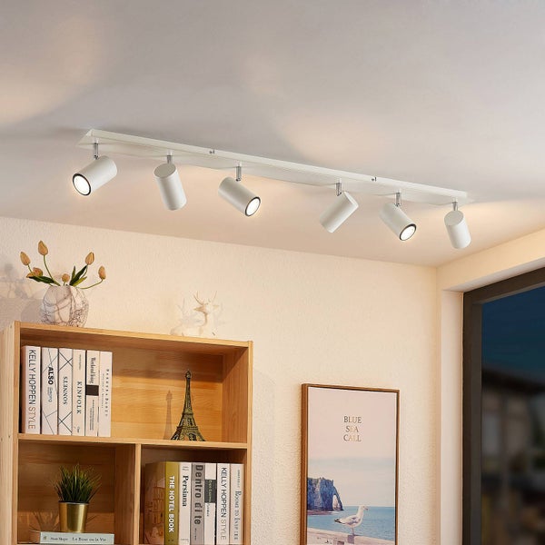 Deckenleuchte mit sechs Strahlern im Wohnzimmer