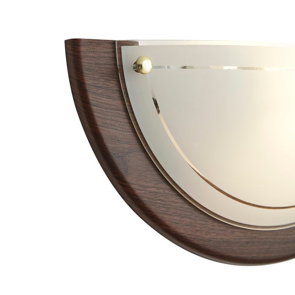 Halbkreisförmige Wandleuchte mit dunklem Holzrahmen und satinierter Glasabdeckung.