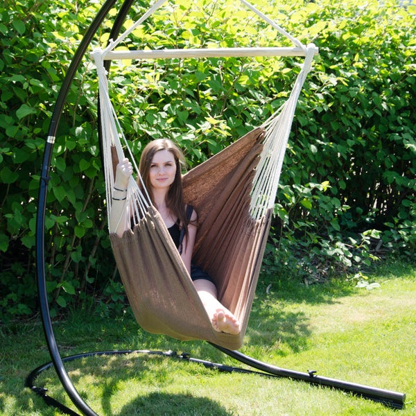 Gartentischgruppe mit zwei Stühlen und einem runden Tisch