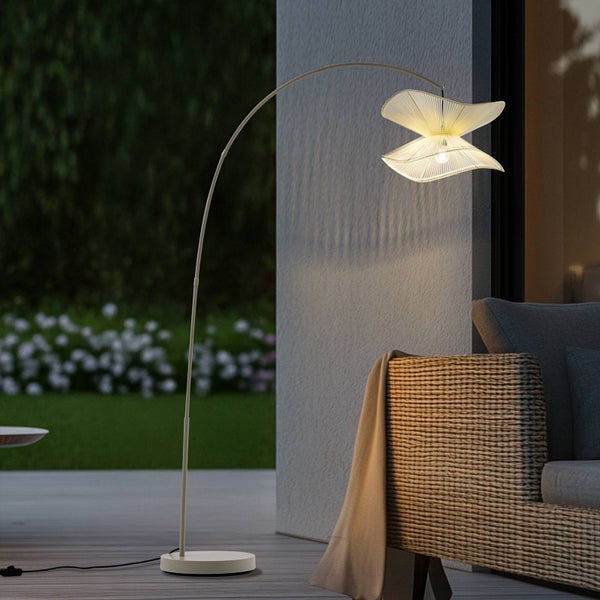 Outdoor-Bogenlampe mit dekorativem, gefaltetem Lampenschirm auf einer Terrasse neben einem Rattansofa.