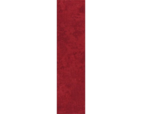 Roter Teppichläufer mit strukturierter Oberfläche.