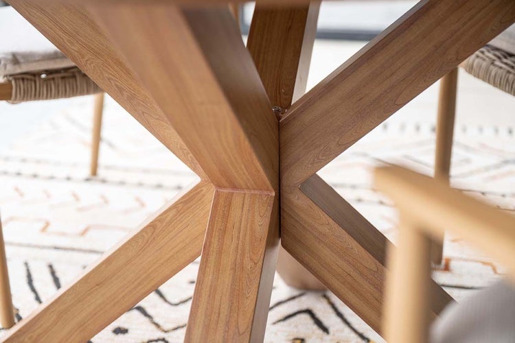 Nahaufnahme eines Esstischgestells aus Holz mit kreuzförmiger Beinstruktur und sichtbarer Holzmaserung.