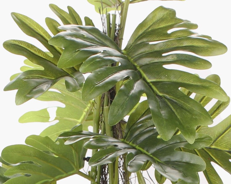 Künstliche Ranunkel mit dunkelroter Blüte, einer Knospe und grünen Blättern am Stiel.