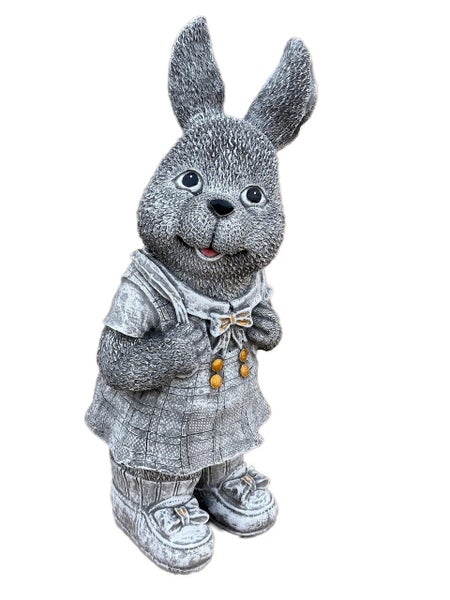 Dekorative Hasenfigur in grauer Steinoptik, bekleidet mit Kleid und Schuhen, geeignet als Gartendekoration.
