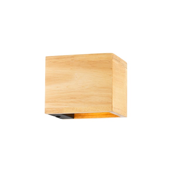 Quadratische Wandleuchte aus Holz mit nach unten gerichtetem Lichtaustritt für eine indirekte Beleuchtung.