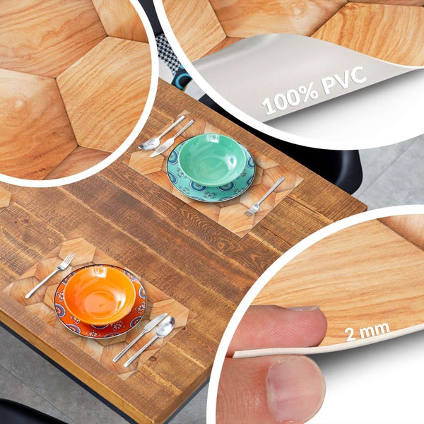 Zwei Platzsets aus 100 Prozent Polyvinylchlorid, 2 Millimeter Dicke, hexagonales Holzoptik-Muster auf einem Holztisch mit Gedeck.
