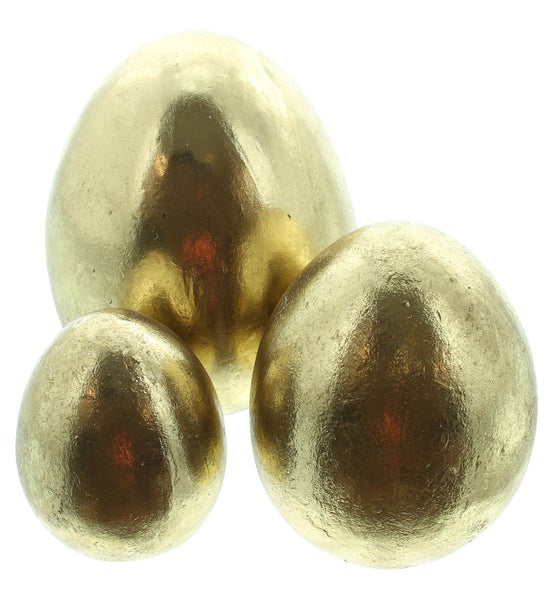 Drei goldene Dekorationskugeln in verschiedenen Größen