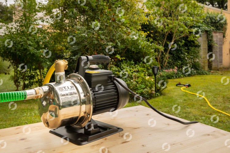 T.I.P. Hauswasserwerk Clean Jet 1300 Plus mit Garten im Hintergrund