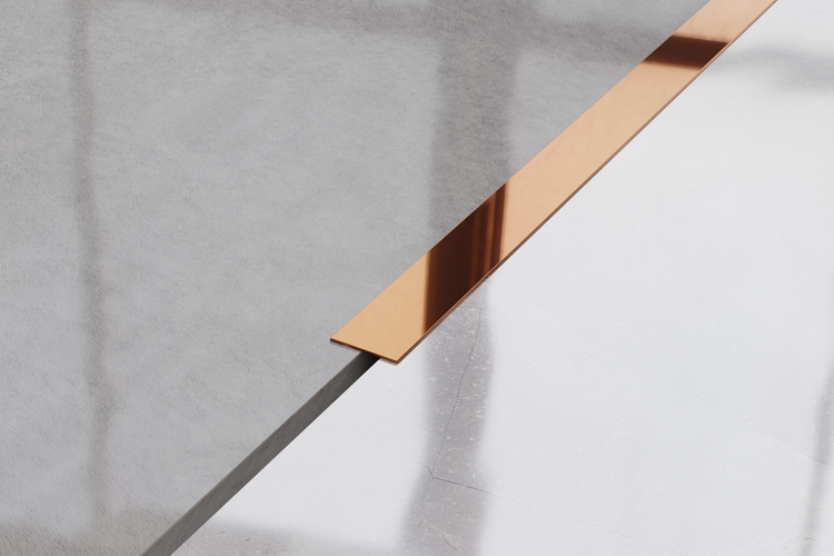 Detailansicht einer Duschkabine mit einem goldenen Akzentstreifen