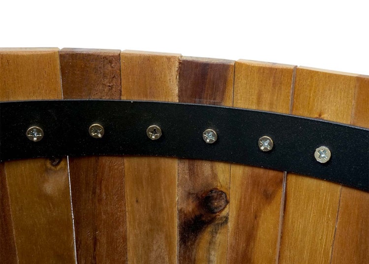 Nahaufnahme eines Pflanzkübels aus Holz mit vertikalen Holzlatten, einem Metallband und Schrauben.