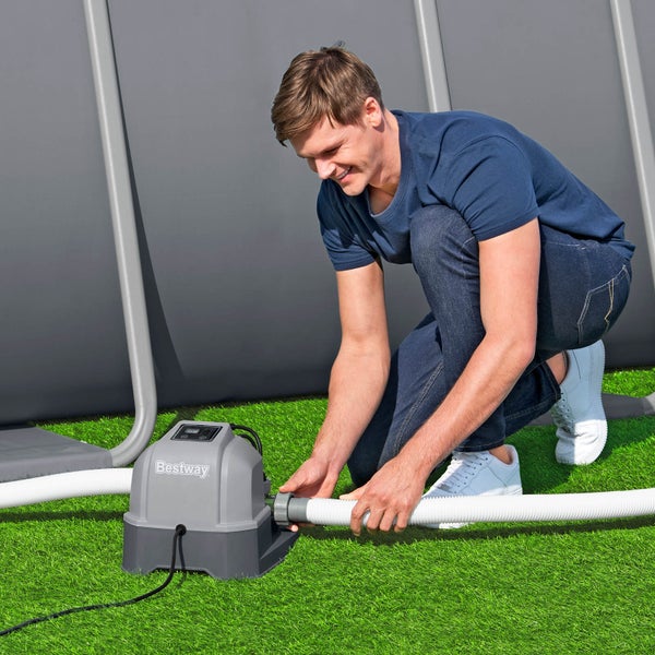 Mann schließt Bestway Filterpumpe an Pool an