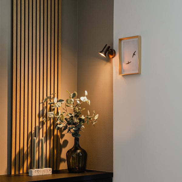 Innenraumszene mit Holzpaneelen, Wandleuchte, Bild und Dekorationsgegenständen