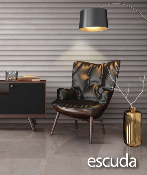 Einrichtungsbeispiel mit Sessel, Stehlampe, Sideboard und Wandfliesen