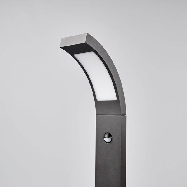 Lucande LED Außenleuchte Juvia mit Bewegungsmelder (spritzwassergeschützt (Modern) in Schwarz aus Aluminium (1 flammig, ) - Wegeleuchte Pollerleuchte Wegelampe Sockelleuchte