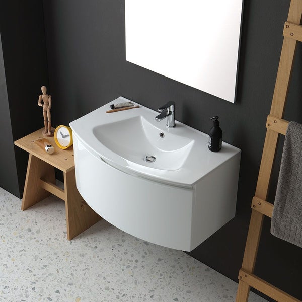 Waschtisch mit Armatur und Spiegel in einem modernen Badezimmer