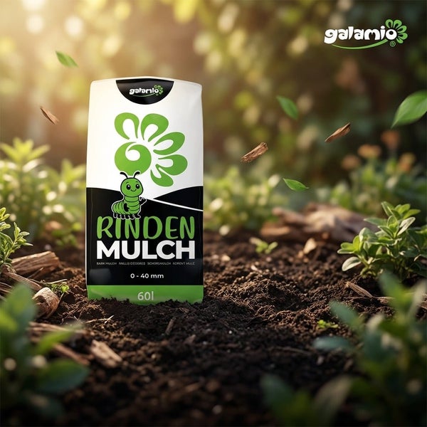 Galamio Rindenmulch 60 Liter Sack mit einer Körnung von 0 bis 40 Millimeter, stehend auf Gartenboden.