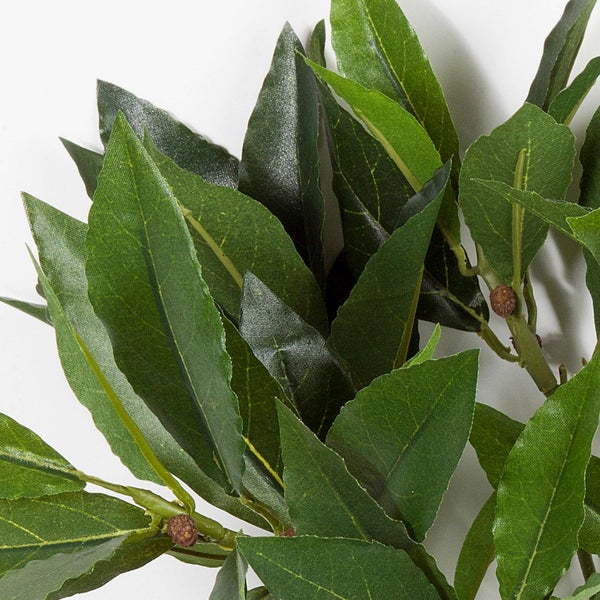 Künstlicher Ahornzweig mit grünen gezackten Blättern und braunem Stiel zur Dekoration.