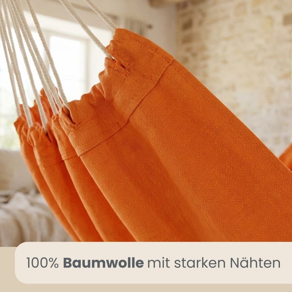 Nahaufnahme einer orangefarbenen Hängematte aus 100 Prozent Baumwolle mit verstärkten Nähten und weißen Seilen.