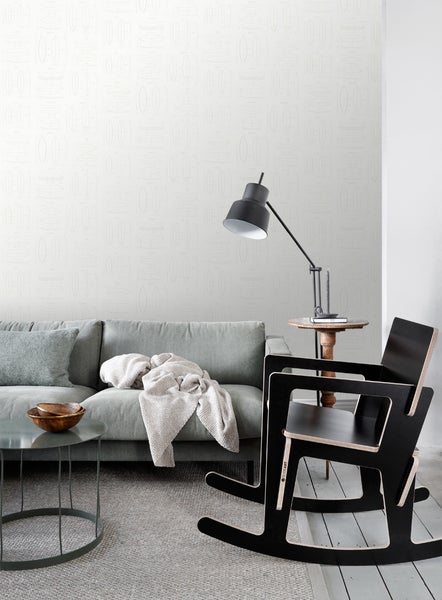 Wohnzimmer mit Couch, Sessel, Tisch und Lampe in modernem Design