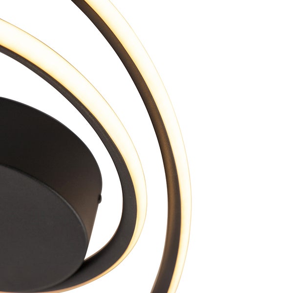 Detailaufnahme einer Deckenleuchte mit LED-Ringen