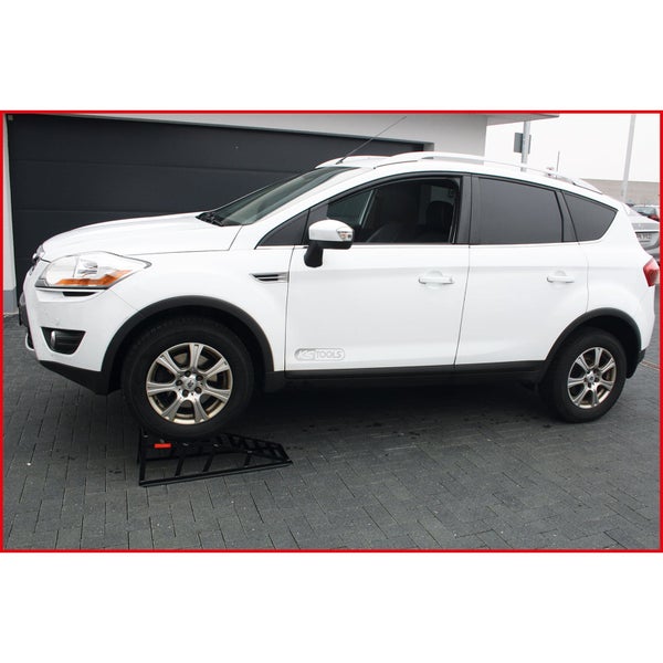 Ein Auto fährt auf eine Auffahrrampe.