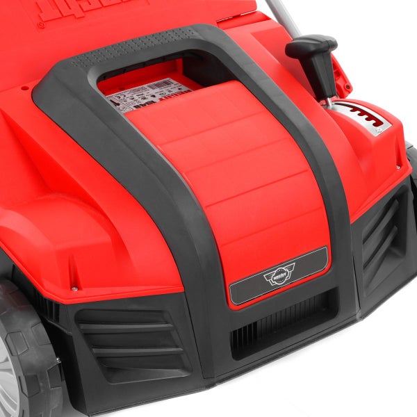 Detailansicht eines roten Rasenmähers der Marke Hecht.