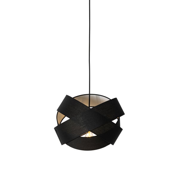 Pendelleuchte mit rundem Schirm aus überkreuzten schwarzen Stoffbändern.