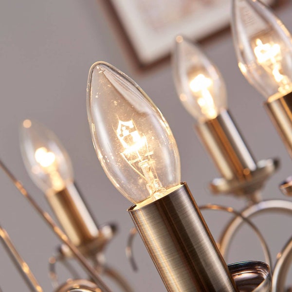 Nahaufnahme einer dekorativen Leuchte mit mehreren Lampen im Kerzenstil