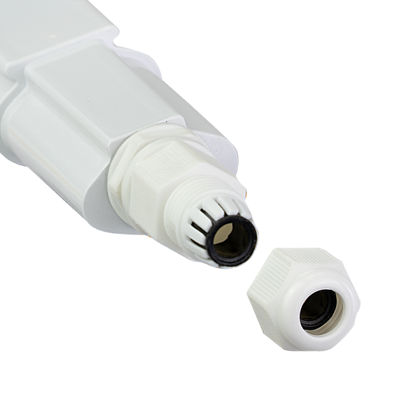 Detailansicht einer wasserdichten Kabelverschraubung aus Kunststoff mit abgeschraubter Kappe.