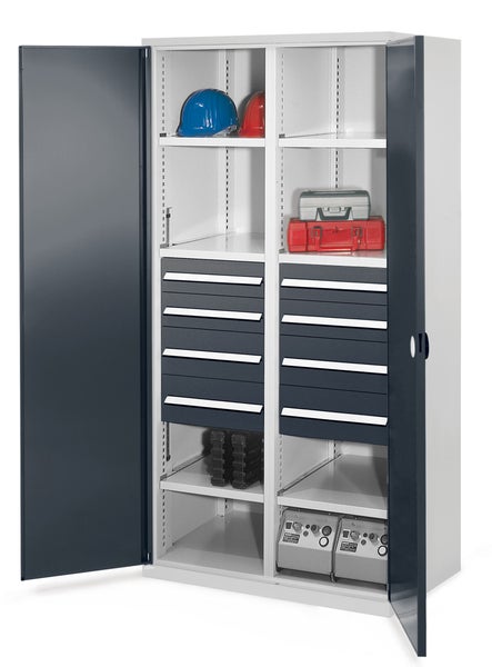 Werkstattschrank mit Regalböden und Schubladen zur Aufbewahrung von Werkzeugen und Zubehör.