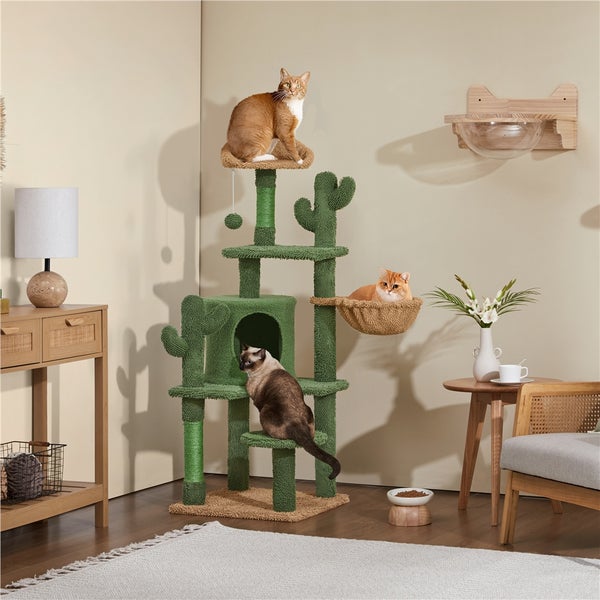 Katzenbaum mit mehreren Ebenen, Kratzstämmen und Katzenliegen im Kakteen-Design in einem Wohnzimmer