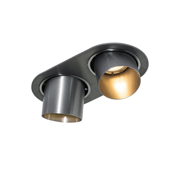 Zweiflammiger Deckenstrahler aus gebürstetem Metall, dunkelgrau mit goldener Innenseite, schwenkbare Köpfe auf ovaler Montageplatte.