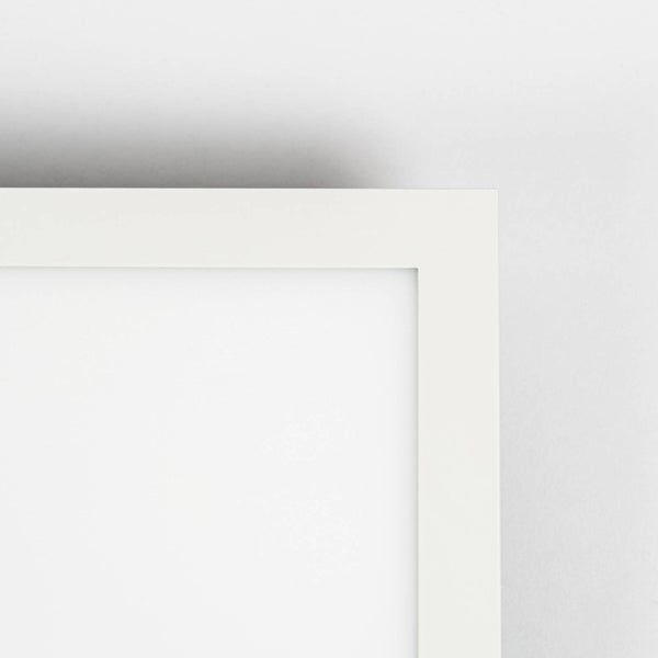 Detailansicht der Ecke eines weißen Bilderrahmens mit flachem Profil.