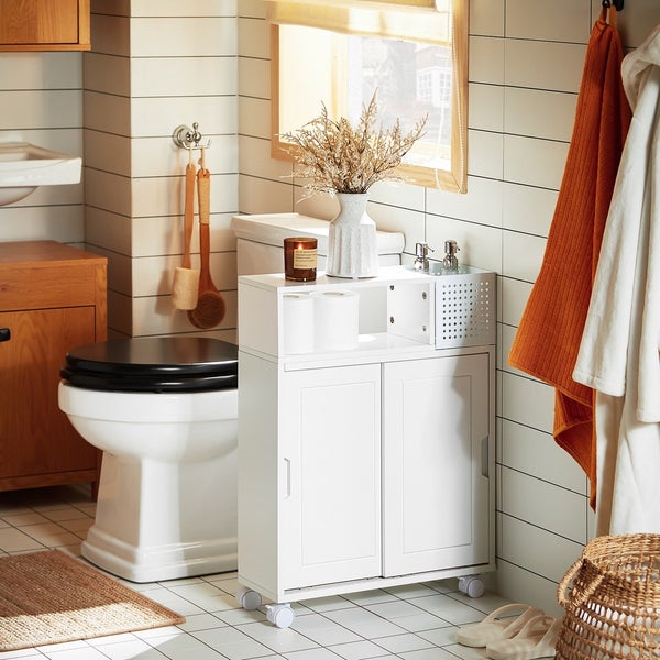 Badezimmer mit Toilette, Waschbecken und einem weißen Badezimmerschrank mit Rollen