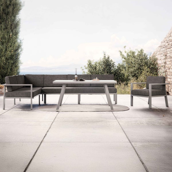 Garten-Loungesessel mit grauem Aluminiumgestell und dicken grauen Polstern.