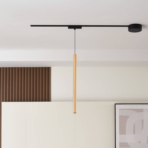 Moderne Pendelleuchte mit einem schmalen goldfarbenen Zylinder an einem schwarzen Schienensystem.