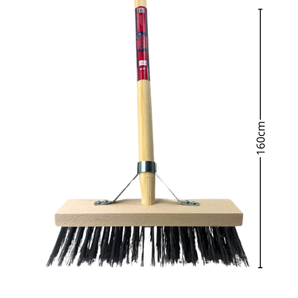 Kehrbesen mit Holzstiel und einer Länge von 160 cm.