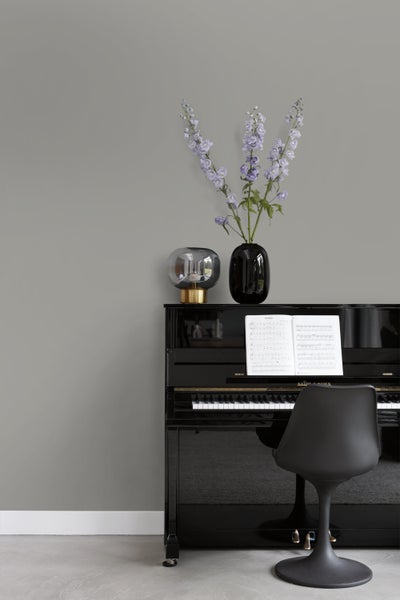 Interieur mit Klavier, Vase mit Blumen, Tischleuchte und Stuhl