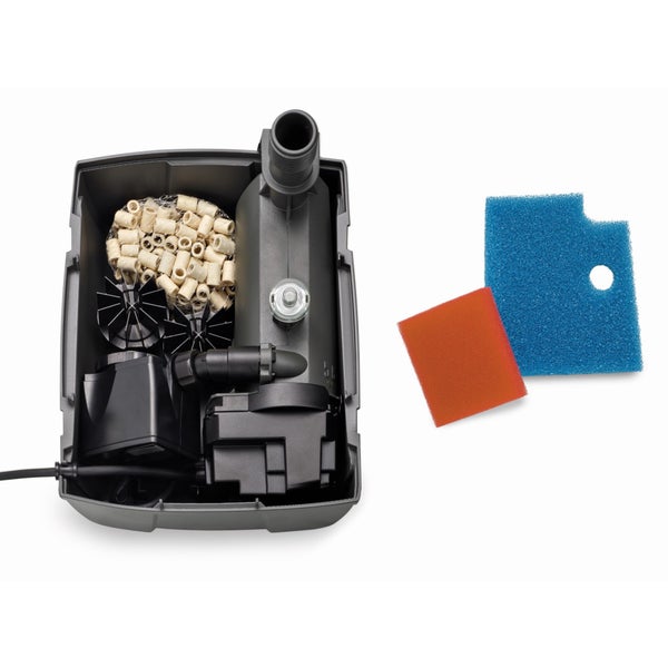 Unterwasserteichfilter mit geöffnetem Gehäuse, Pumpe, Filtermedien wie Keramikringen und zusätzlichen Filterschwämmen.